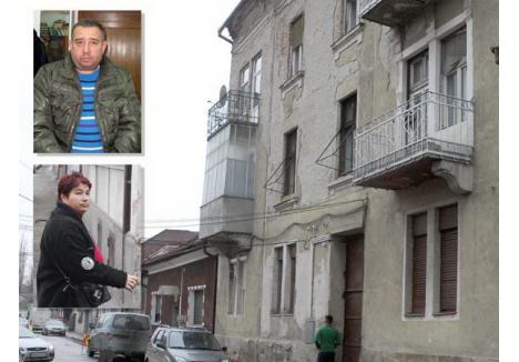 COŞMARUL DE PE STRADA BRADULUI. Kralocky Iosif (foto sus) şi soţia sa Hajnalka (foto jos) au fost ridicaţi de procurori din locuinţa lor, de pe strada Bradului (fundal). Chiar dacă au fost martori la numeroasele abuzuri fizice şi psihice la care cei doi şi-au supus fiicele de-a lungul anilor, vecinii sunt încă şocaţi de grozăviile care s-au petrecut la doi paşi de ei (Foto: Adevărul)